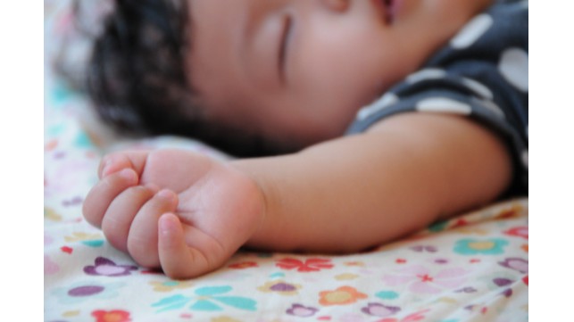 赤ちゃんの夜泣きが起きる原因とは？無理なくできる改善策もお伝えします！