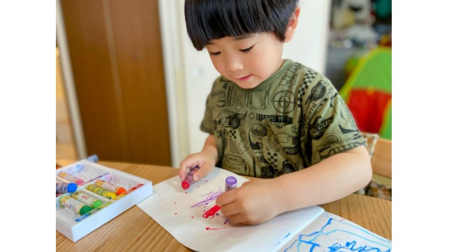 子どもはみんなお絵描きが好き！タブレットなどで絵を始めるのも実はお得？様々なお絵描き4選