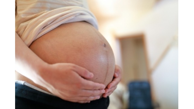 お腹にひび割れ線がつくのはイヤ…妊娠線の予防方法！